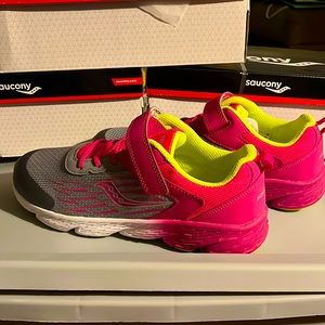 Saucony XWIDE Girls Grey/Pink - NIB